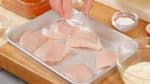Dans un plateau, saupoudrez du sel et du poivre. Placez les morceaux de poulet dessus. Saupoudrez de sel et poivre à nouveau. Versez le sake sur le poulet. Retournez les morceaux et laissez le poulet absorber le sake.