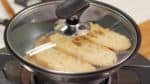 当奶油完全融化后，将长方形切片面包放入锅中。漂亮焦黄的表面是由此处先煎熟。盖上盖子，用小火煎熟直到底部呈现美味的褐色。