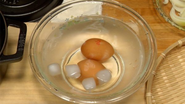 Cubrir y dejar cocinar los huevos por 20 minutos. Retirar los huevos, y dejar que se enfríen en agua helada.