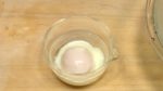 Rompiamo il guscio delle uova in una ciotola per vedere come sono all'interno. L'albume cotto dovrebbe essere più morbido del tuorlo.