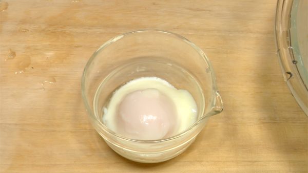 Vamos a romper los huevos en un tazón y ver como lucen. La clara de huevo será más suave que la yema.