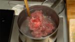肉を湯通しします。アクと余分な脂を取り除くためです。鍋にたっぷりの湯を沸かし火を止め、
そこに牛肉を入れます。