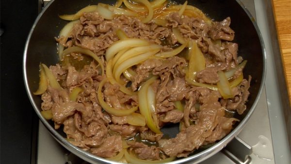 Mezclar la carne. Cuando la carne esté cocida, colocar arroz cocido al vapor en un tazón.