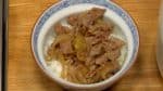 Tuangkan daging dan bombai menggunakan sendok diatas nasi bersama kaldunya.