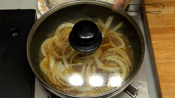 Cuando el líquido rompa hervor, reducir el fuego a bajo y cocinar por unos 5 minutos más. Retirar la tapa.