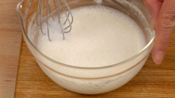 Vi börjar med att göra smeten till Okonomiyaki. Blanda cake flour med vatten i en skål. Mixa det med en ballonvisp tills det inte är några mjölklumpar. Låt smeten stå i 10 minuter för att den ska nå korrekt konsistens.