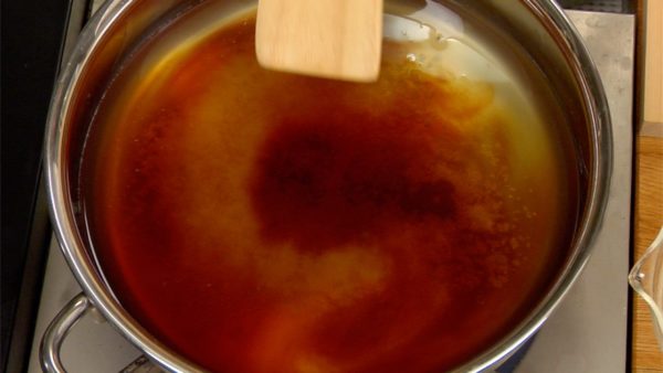 Cho nước dùng dashi, đường, rượu nấu ăn (mirin) và xì dầu vào chảo rán. Bật bếp lên. Đảo bằng thìa dài (paddle) và hòa tan đường.