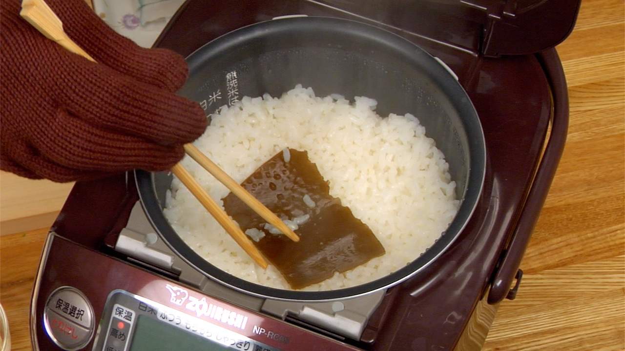 20 минут варить. Рис для роллов. Вареный рис для суши. Варка риса для суши. Кастрюля для варки риса для суши.