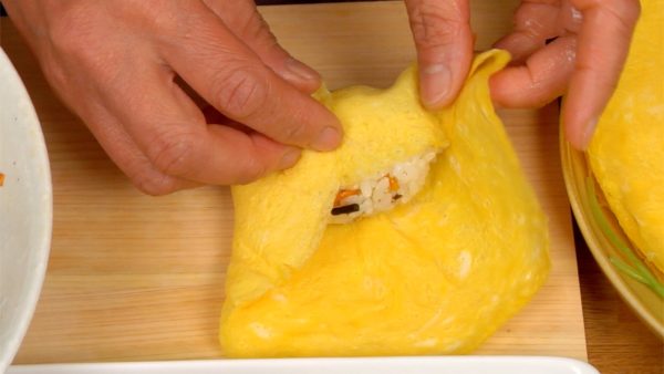 Here is a premade omelette sheet. This will turn into Fukusa Sushi, an appetizing alternative to the Inarizushi. Wrap the egg sheet around the sushi rice ball like shown in the video. Tie the egg with the string of the boiled mitsuba, Japanese wild parsley.