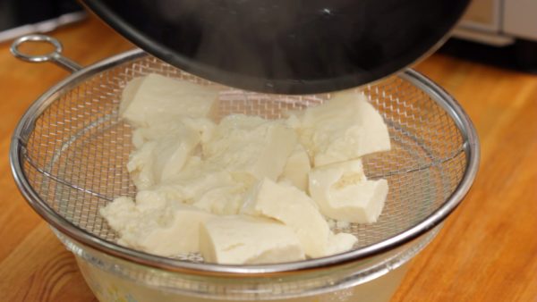 When the inside becomes hot, remove and strain the tofu with a mesh strainer.