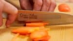 Coupez les ingrédients. Coupez les pois gourmands en morceaux d'1 cm (0.4 inch) en diagonale. Coupez la carotte en tranches de 4 cm (1.6 inch) de long. Ensuite, coupez-les en lamelles relativement épaisses. 