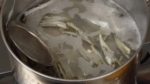 Wenn sich kleine Bläschen bilden, entfernt den Kombu Seetang. Köchelt die Baby Sardinen für weitere fünf Minuten über niedriger Hitze. Schöpft den sich bildenden Schaum von der Brühe ab. Dies wird jedweden ungewollten Geschmack entfernen. 