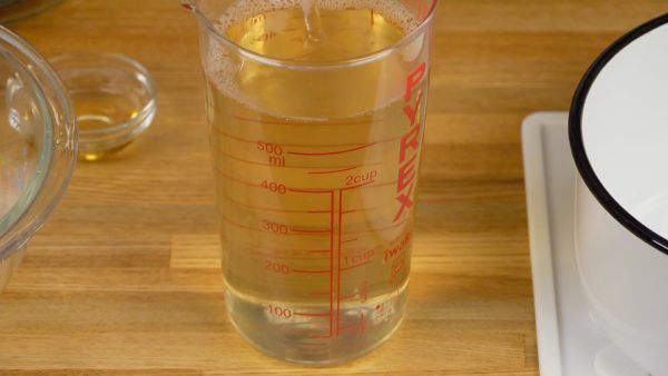 Đong nước dùng dashi. Nếu nó ít hơn 600 ml hay khoảng hai và nửa cốc (cup), thêm nước để bù lại.