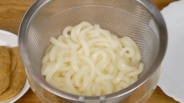 When the noodles are completely separated, turn off the burner and quickly place them into a mesh strainer. Remove the excess water thoroughly and place the noodles into the preheated bowl. 
