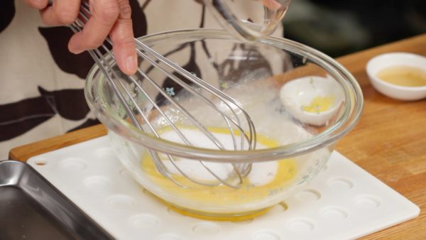 Kocok telur di mangkok. Pastikan telur berada di suhu ruangan sebelumnya. Tambahkan gula dan campur sampai merata Untuk melarutkan gula tapi pastikan untuk tidak membuat busa telur dalam adonan. 