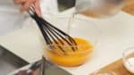 Añadir la mezcla de gelatina en un recipiente con el puré de mango y mezclar. Añadir, también, la crema de leche. Mezclar bien.