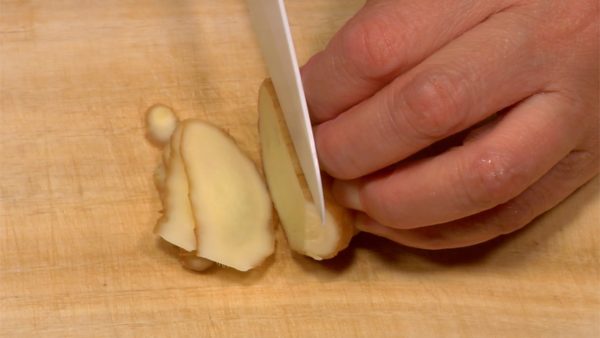Slice the ginger thinly. Stack the slices on top of each other and cut them into fine strips. Turn the strips and chop across the ginger.