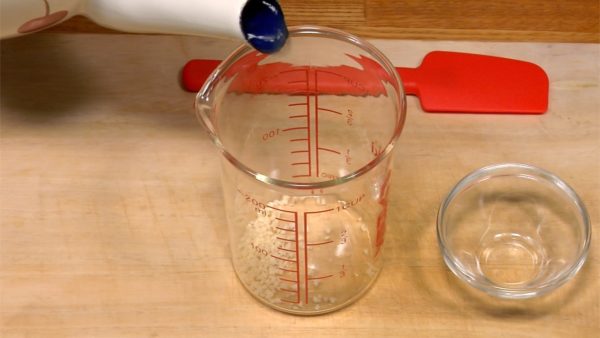 Voici de la poudre de bouillon de poulet chinois. Versez de l'eau chaude dans une tasse à mesurer résistante à la chaleur. Mélangez et dissolvez bien le bouillon de poulet. 