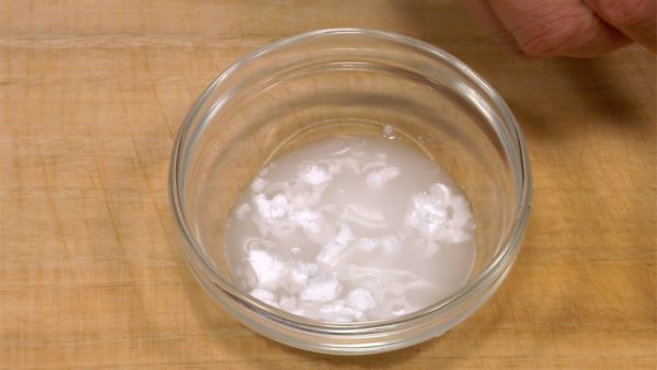 片栗粉に倍量の水を加えて溶かします。