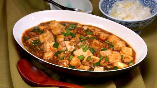 Apaga el fuego y sirve el Mapo Tofu en el bol. Espolvorea pimienta de Sichuan si te gusta el aroma y su sabor único.
