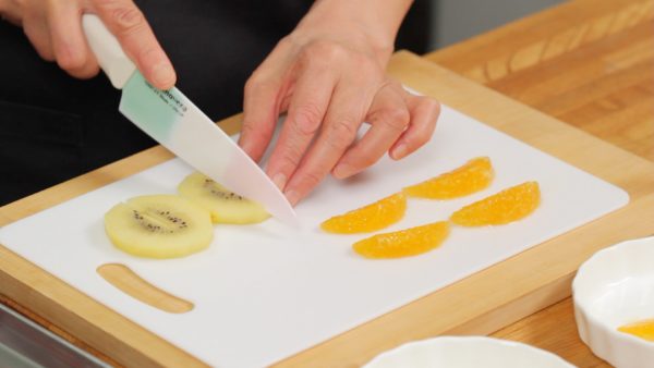 Chúng tôi sẽ chuẩn bị hoa quả. Thái quả dương đào (kiwi) thành các lát 7mm (0,3 inch) và cắt chúng thành các múi một phần tư hình tròn. Loại bỏ lớp màng của cam đã cắt ra và cắt các múi làm đôi.