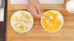 Letakan kiwi dan jeruk di piring yang terpisah. Masukkan gula. Ratakan agar membaur dan diamkanlah selama 10 menit. Kamu juga bisa menggunakan madu atau sirup maple sebagai penggantinya gula.