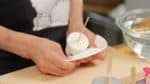 Cho các cốc giấy, bỏ giấy bạc ra. Tạo một đường cắt theo cốc bằng kéo nhà bếp. Sau đó, xé giấy để bỏ que kem sữa azuki (đậu đỏ) ra.