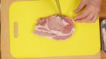 次に豚ロース肉は脂を切り落とします。肉の厚さは約1.5cmです。赤身と脂身のさかいめにあるかたい筋を切ります。肉はあらかじめ常温に戻しておいてください。冷たいと中まで火が通りにくいからです。
