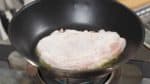 フライパンを中火にかけ多めの油を入れます。温まったら豚肉を入れます。盛り付けた時上になる面を下にして置くと、きれいな焼き色をつけることができます。焼き色が均一につくように時々フライパンを回します。