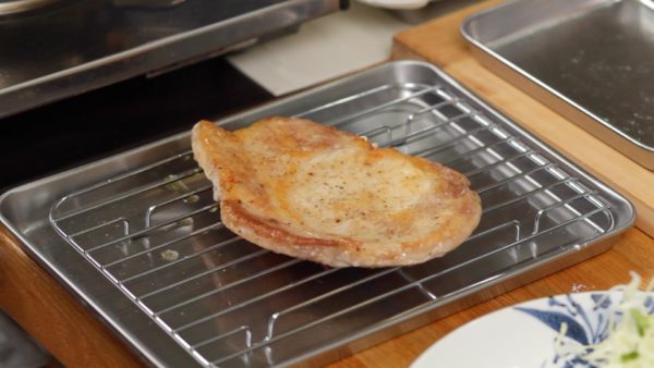 Pierce the steak with a bamboo stick. If the juices are clear, it is ready. Turn off the burner and place the steak onto a cooling rack.