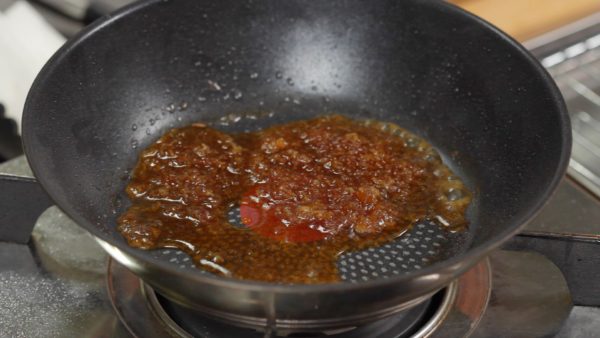 Lightly remove the remaining oil in the pan with a paper towel. The sauce serves 2 people so add half of it to the pan. Turn on the burner. This sauce has a relatively strong flavor so dilute it with a small amount of sake or water if you like a milder taste.