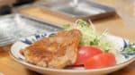 Placez le steak sur une assiette avec la tomate, les feuilles de chou et les pousses de radis kaiware. Enfin, versez le reste de sauce sur le steak.