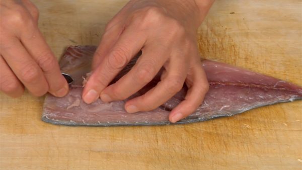 Let’s prepare the saba, mackerel fillet. With kitchen tweezers, remove the small bones from the middle of the fillet.
