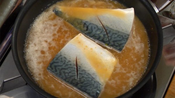 Place the fillet into the miso sauce with the skin side facing up. A pan or shallow pot is easy to use when simmering fish. Bring the sauce to a boil again and remove the foam with a mesh strainer.