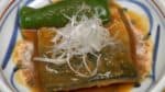 Tắt bếp và để miếng phi lê lên đĩa. Cho ớt chuông vào bên cạnh nó và múc sốt miso lên cá thu. Cuối cùng, trang trí bằng shiraganegi, phần trắng của hành boa rô đã thái sợi.