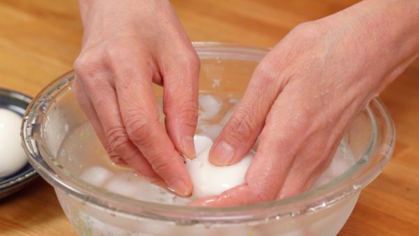 Placez les œufs dans un bol d'eau glacée. Retirez les coquilles dans l'eau. Les œufs sont souples et délicats donc veillez à ne pas les casser. 