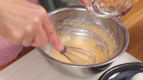 Pour la pâte, mélangez un autre œuf battu et la farine dans un bol. Mélangez bien. Ajoutez une petite quantité d'eau jusqu'à ce que la pâte a la consistance voulue comme dans la vidéo. 
