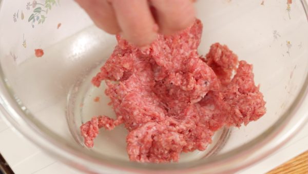 Trộn tất cả các nguyên liệu lại bằng tay bạn. Đảm bảo trộn kĩ thịt đến khi nó trở nên hơi mềm và dính.