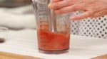 Préparez la sauce d'omurice. Mixez la sauce tomate pour la rendre bien lisse avec un mixeur à main. 
