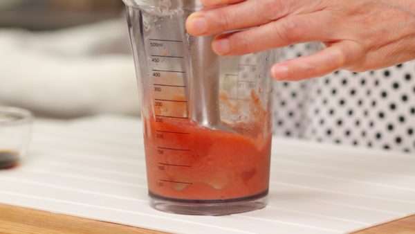 Préparez la sauce d'omurice. Mixez la sauce tomate pour la rendre bien lisse avec un mixeur à main. 