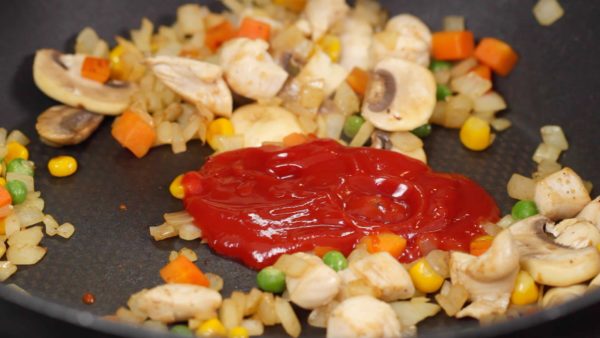 When the mushrooms are coated with oil, add the white wine and stir. Then, add the ketchup. Distribute the ketchup and allow the excess water to evaporate. A tip to making this dish delicious is to reduce the moisture of ketchup here.