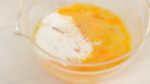 ふわとろ卵のオムライスを作ります。菜箸で白身の大きな塊を切り離し軽く混ぜます。混ぜすぎるとコシ(プリプリ感)がなくなります。牛乳、塩、コショウで調味します。