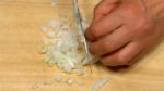 櫛形に切った玉ねぎをスライスします。2~3mmぐらいのみじん切りにします。