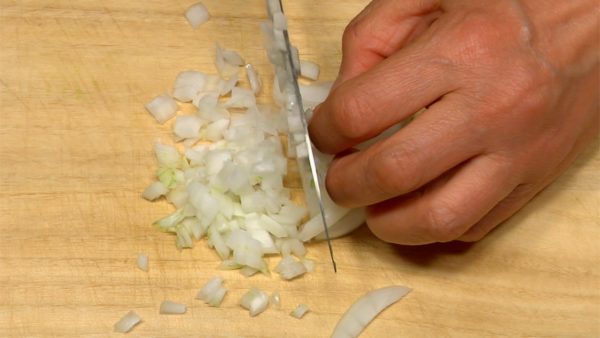 Нарежьте лук долькой, но оставьте прикорневую часть. Нарежьте лук на кусочки размером 2~3 мм (1/8 дюйма).