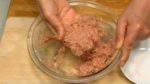 Amasse a mistura até ficar homogêneo. A espessura mostrada no vídeo é ideal para dar ao recheio uma textura suculenta quando cozida.