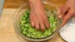 加入切碎的捲心菜、洋蔥和韭菜。輕輕攪拌均勻。
