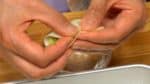 然後把餃子皮對折，然後只在餃子皮的一邊捏褶。這個是怎麼捏餃子皮的一個例子，你也可以用自己的喜好來捏餃子皮。