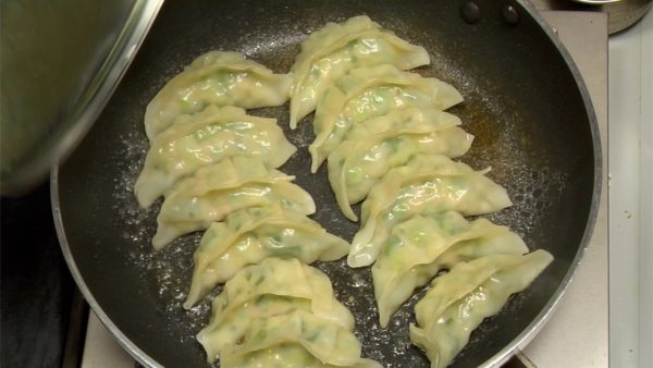 When the bottom becomes golden brown, turn off the burner and remove the gyoza with a spatula.