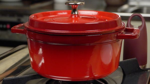 When it begins to boil, cover completely. Reduce the heat to low and cook for about 15 minutes. Then, turn off the burner and let the chicken sit in the broth for 5 to 10 minutes.