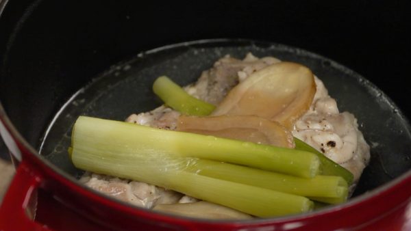 Now, the chicken is ready. Remove the long green onion and ginger root slices.